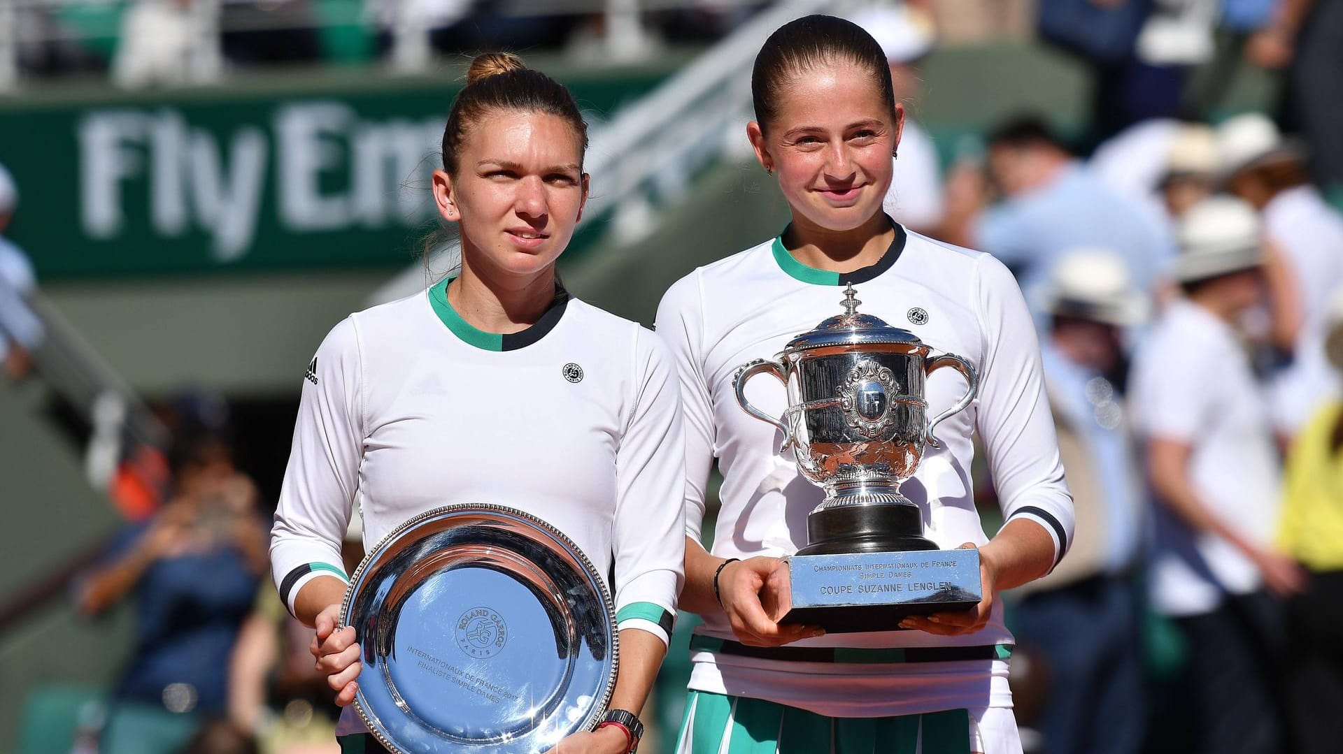 Überraschungssiegerin 2017: Die erst 20-jährige Lettin Jelena Ostapenko (r.) setzte sich im Finale gegen Favoritin Simona Halep durch.