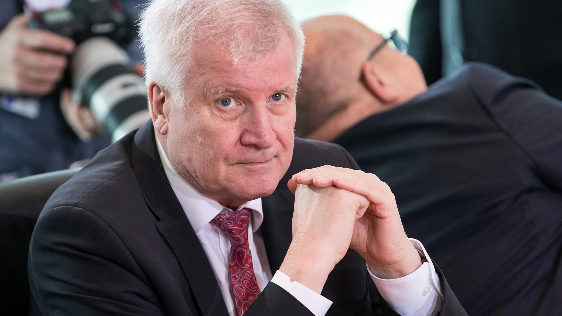 Horst Seehofer (CSU): Der Innenminister hatte am Mittwoch erklärt, dass die Bremer Bamf-Außenstelle nicht mehr über Asylbescheide entscheiden darf.