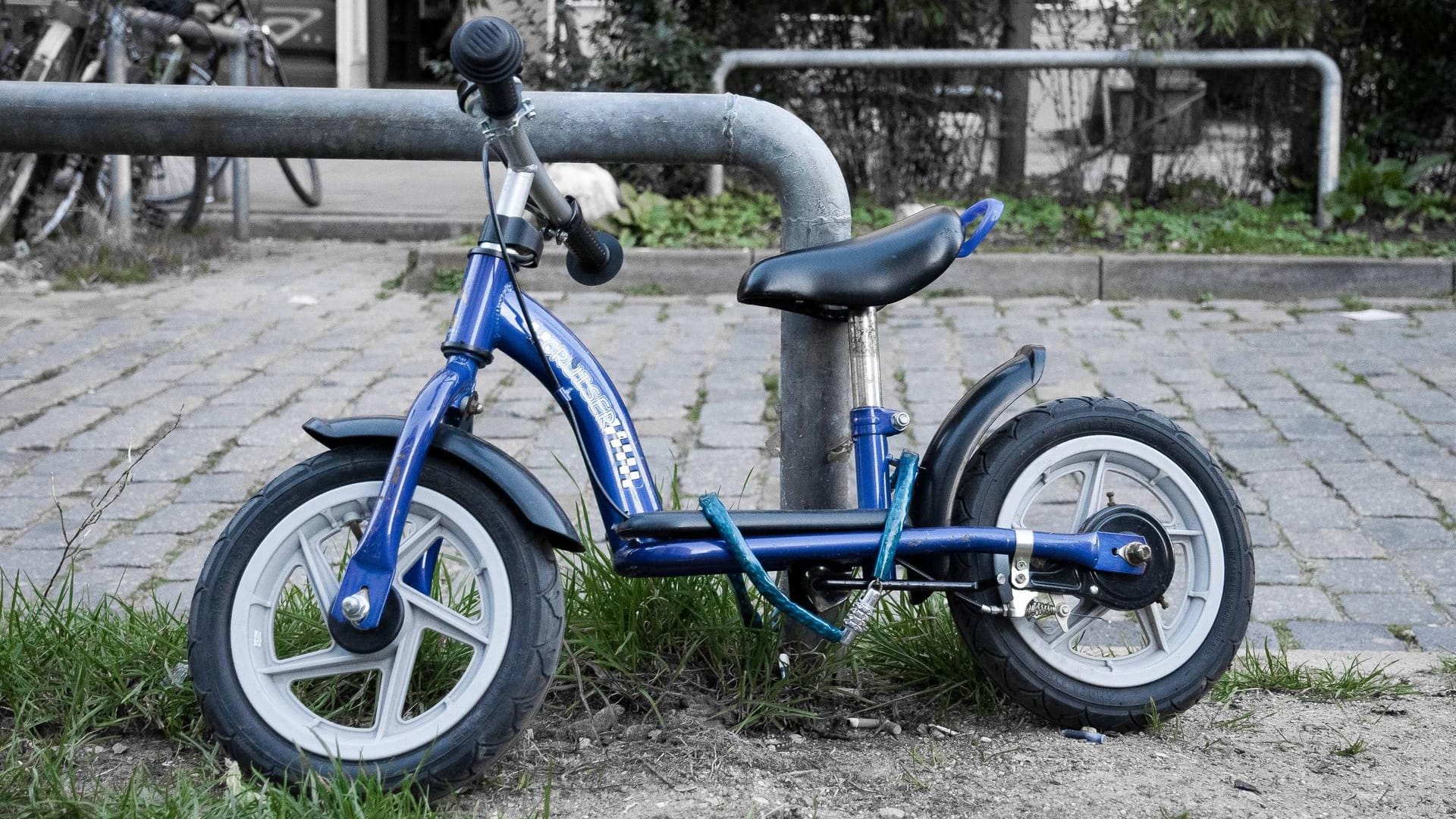 Ein angeketteter Kinderroller: In Baden-Württemberg soll ein Junge mit einem Tretroller auf einen Mann eingeschlagen haben, der seine Mutter vergewaltigen wollte.