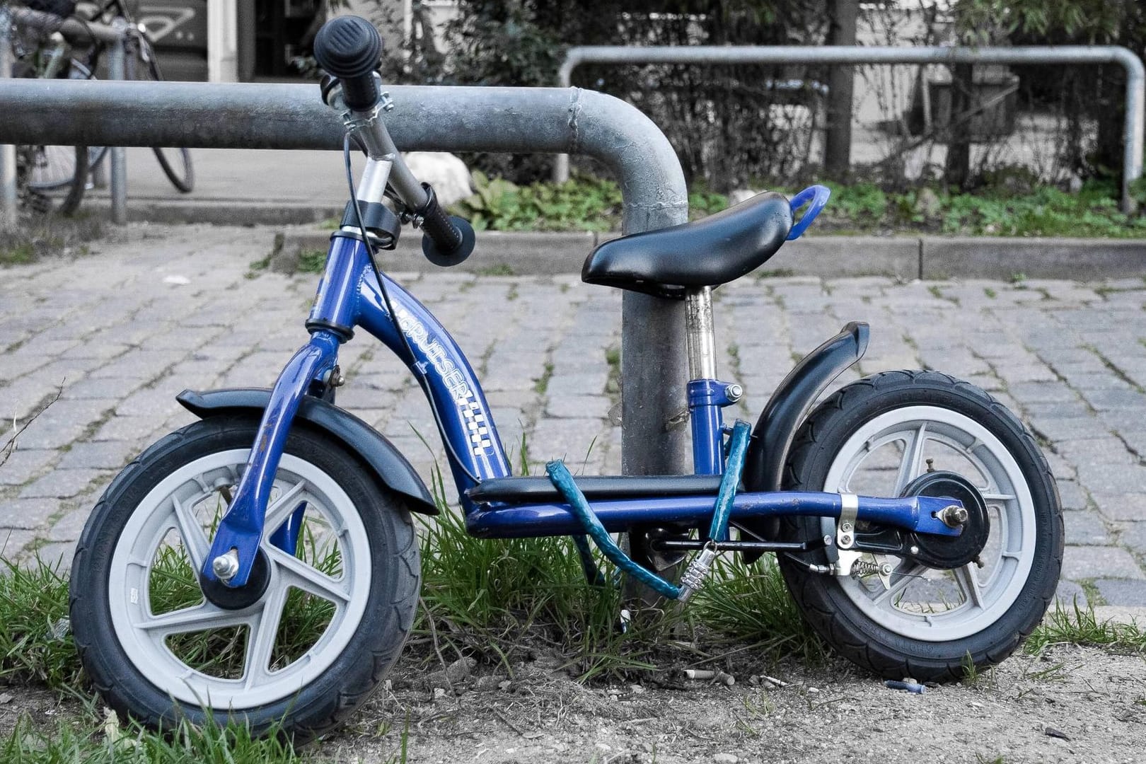 Ein angeketteter Kinderroller: In Baden-Württemberg soll ein Junge mit einem Tretroller auf einen Mann eingeschlagen haben, der seine Mutter vergewaltigen wollte.