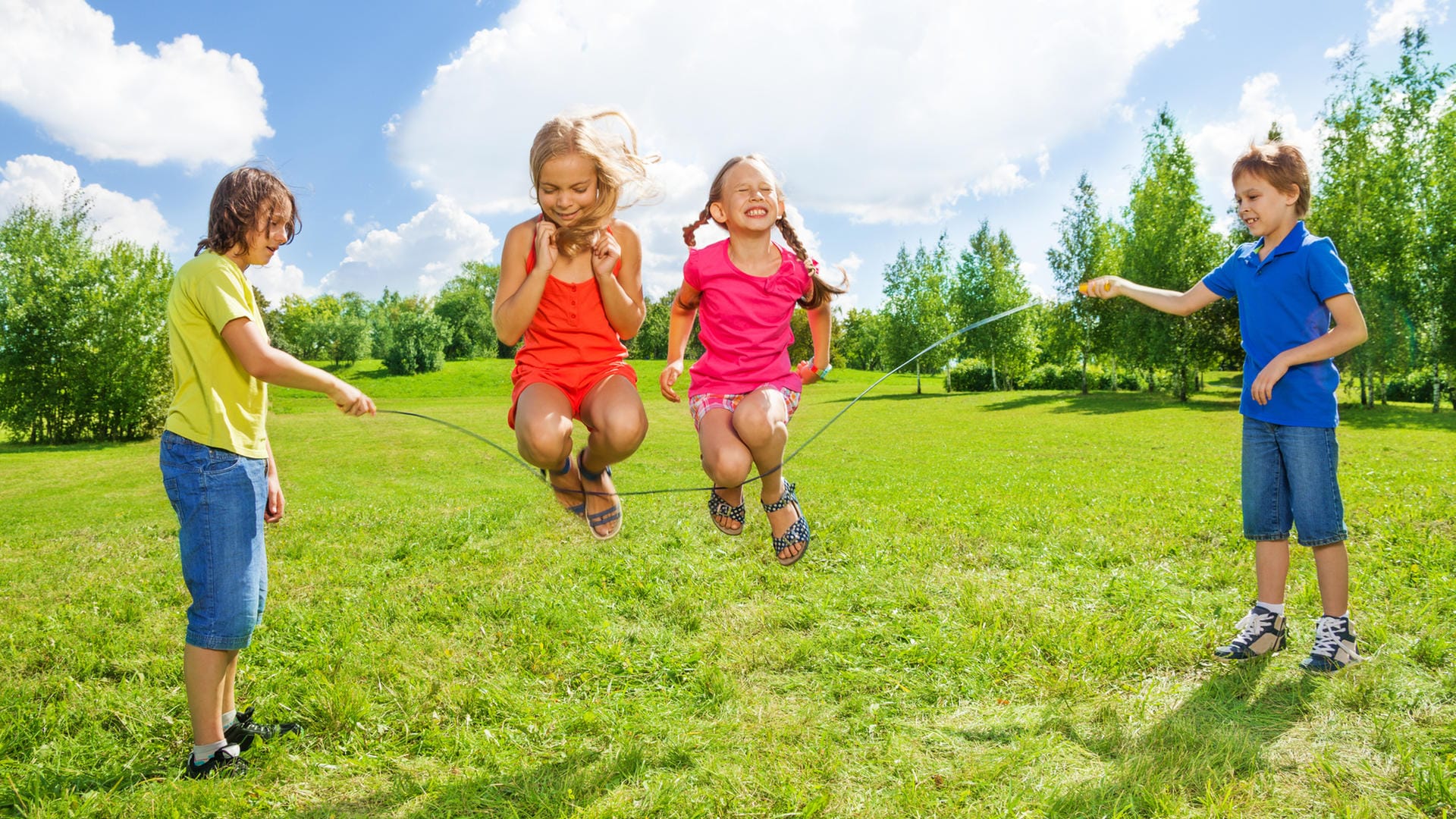 Seilchenspringen: Dieses Spiel war nicht nur im Garten, sondern auch auf dem Schulhof sehr beliebt.