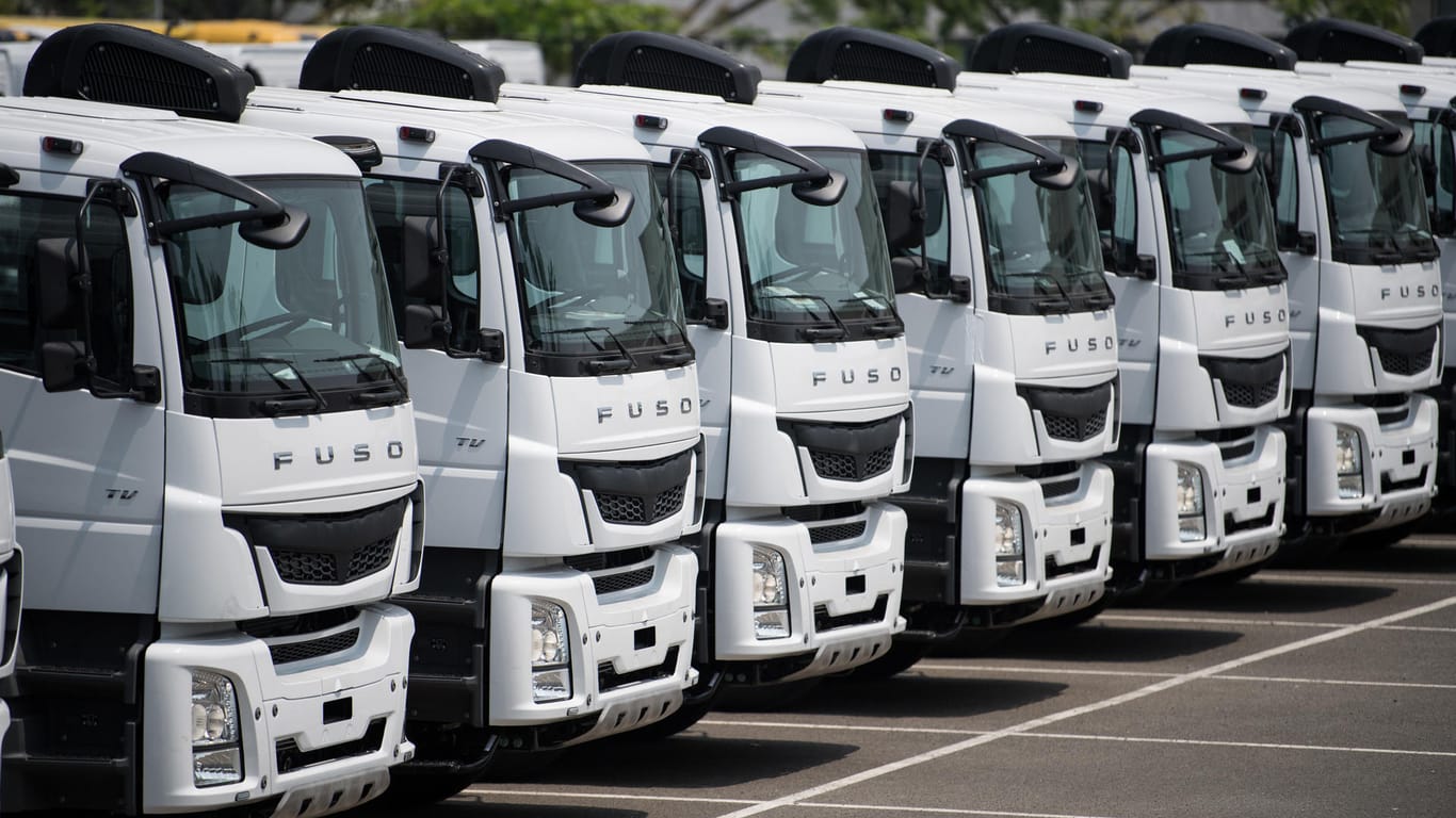 Lastwagen des Automobilkonzerns Daimler: Einen Bericht zufolge könnte das Unternehmen Aufträge in Saudi-Arabien verlieren.