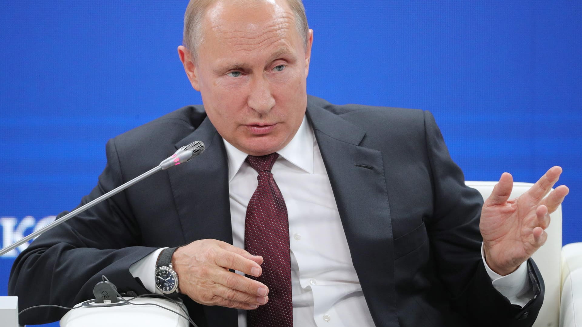 Russlands Präsident Wladimir Putin auf dem Wirtschaftsgipfel in Sankt Petersburg: Putin beklagt, dass die Welt Russland momentan bei allem die Schuld gebe. Russlands Präsident Wladimir Putin auf dem Wirtschaftsgipfel in Sankt Petersburg: Putin beklagt, dass die Welt Russland momentan bei allem die Schuld gebe.