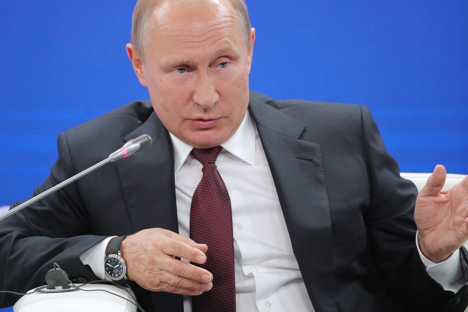 Russlands Präsident Wladimir Putin auf dem Wirtschaftsgipfel in Sankt Petersburg: Putin beklagt, dass die Welt Russland momentan bei allem die Schuld gebe.