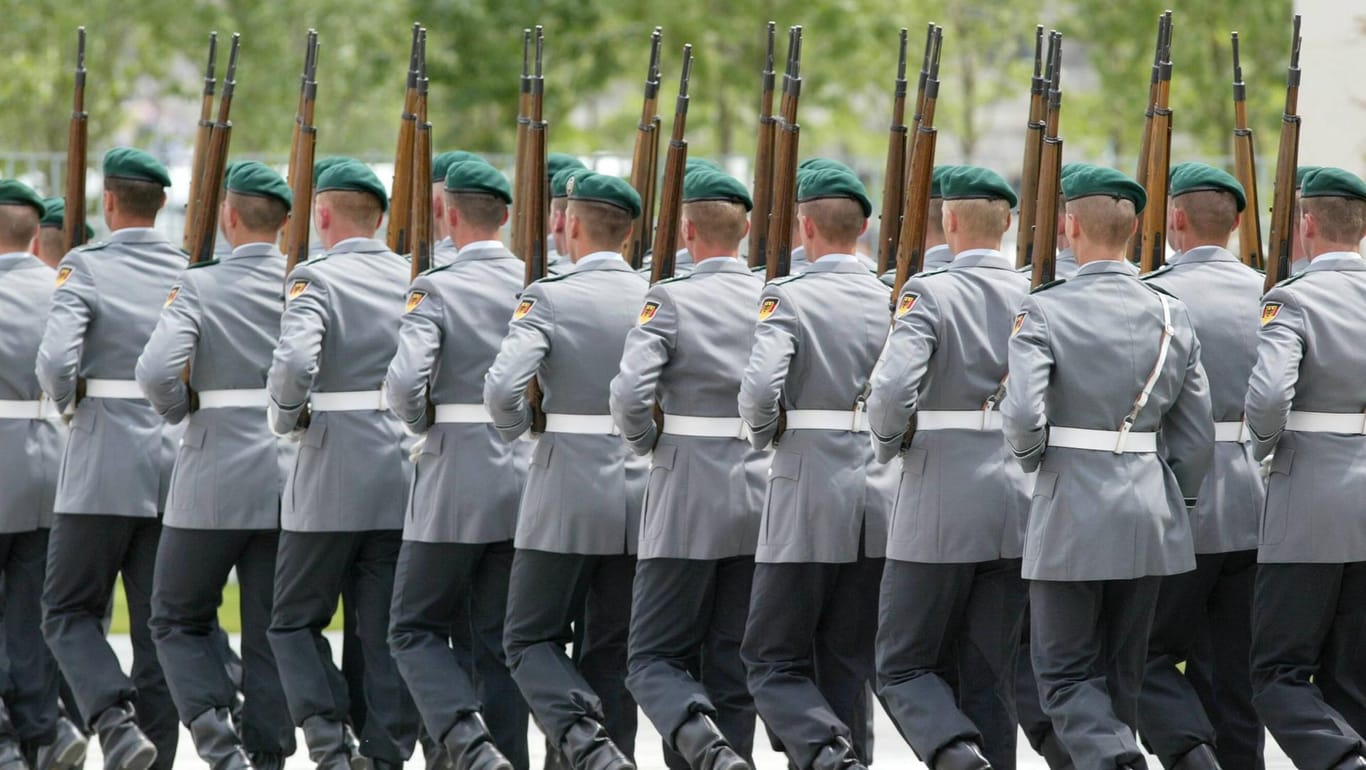 Wachbataillon der Bundeswehr im Ehrenhof des Bundeskanzleramtes: Alle Bewerber für die Truppe werden seit Juli 2017 einer Sicherheitsprüfung unterworfen.