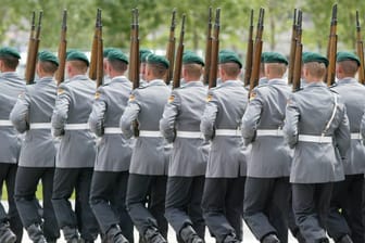 Wachbataillon der Bundeswehr im Ehrenhof des Bundeskanzleramtes: Alle Bewerber für die Truppe werden seit Juli 2017 einer Sicherheitsprüfung unterworfen.