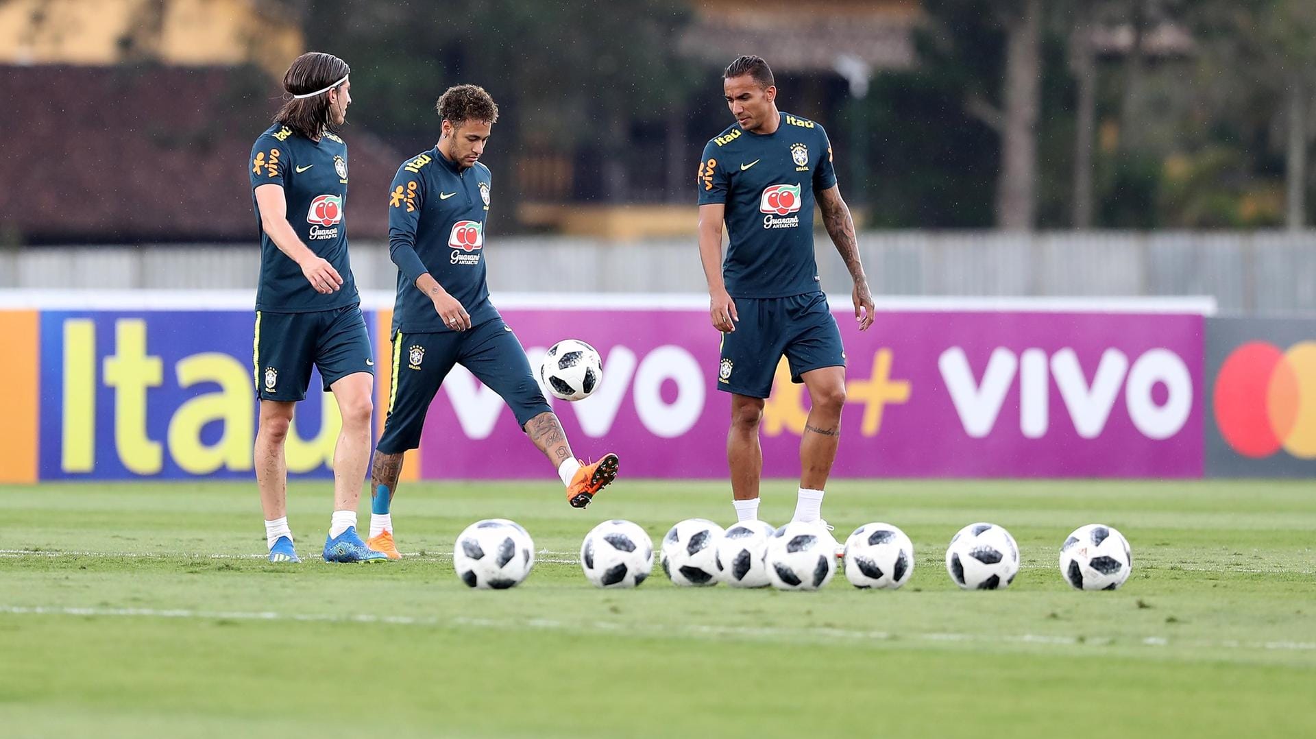 Neymar (Mitte) und seine Mitspieler beim einzigen öffentlichen Training der Brasilianer.