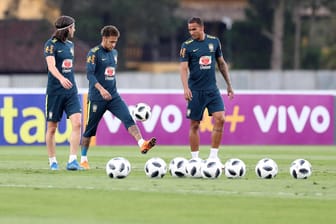 Neymar (Mitte) und seine Mitspieler beim einzigen öffentlichen Training der Brasilianer.