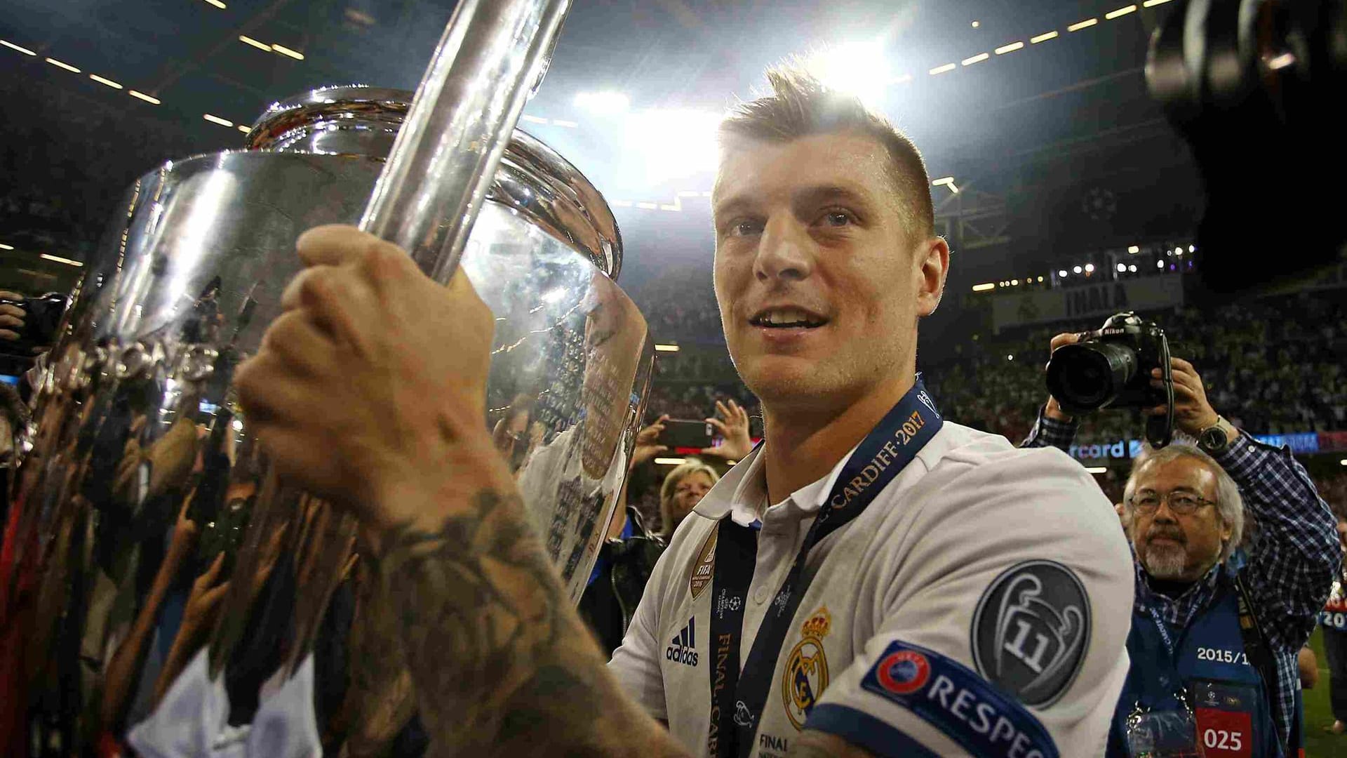 Toni Kroos mit dem Champions-League-Pokal 2017. Heute kann er den Henkelpott zum vierten Mal gewinnen.