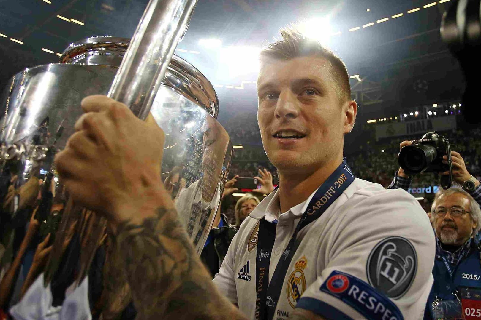 Toni Kroos mit dem Champions-League-Pokal 2017. Heute kann er den Henkelpott zum vierten Mal gewinnen.