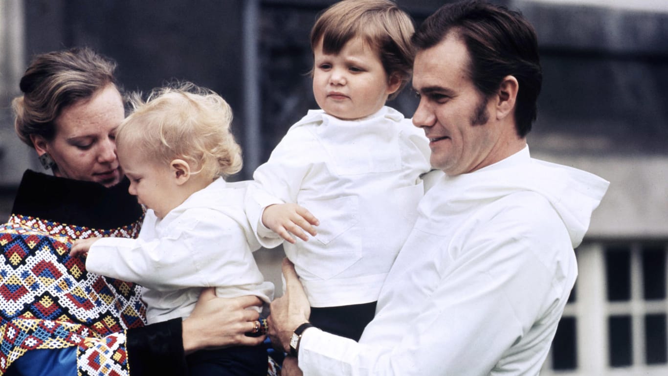 Prinz Frederik (rechts auf dem Arm) mit Mutter, Vater und Bruder im Jahr 1970.