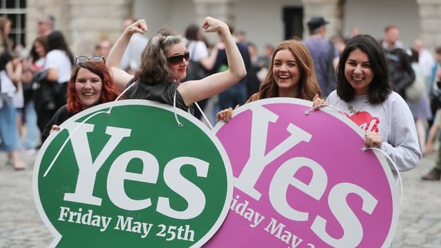 In der Innenstadt von Dublin versammelten sich Tausende Menschen, um das Ergebnis zu feiern.