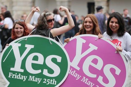 In der Innenstadt von Dublin versammelten sich Tausende Menschen, um das Ergebnis zu feiern.