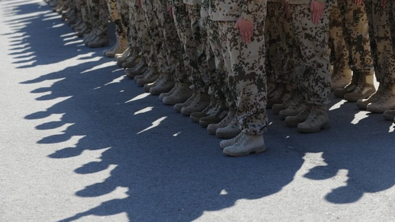 Die Schatten von Bundeswehrsoldaten auf dem Boden einer Kaserne.