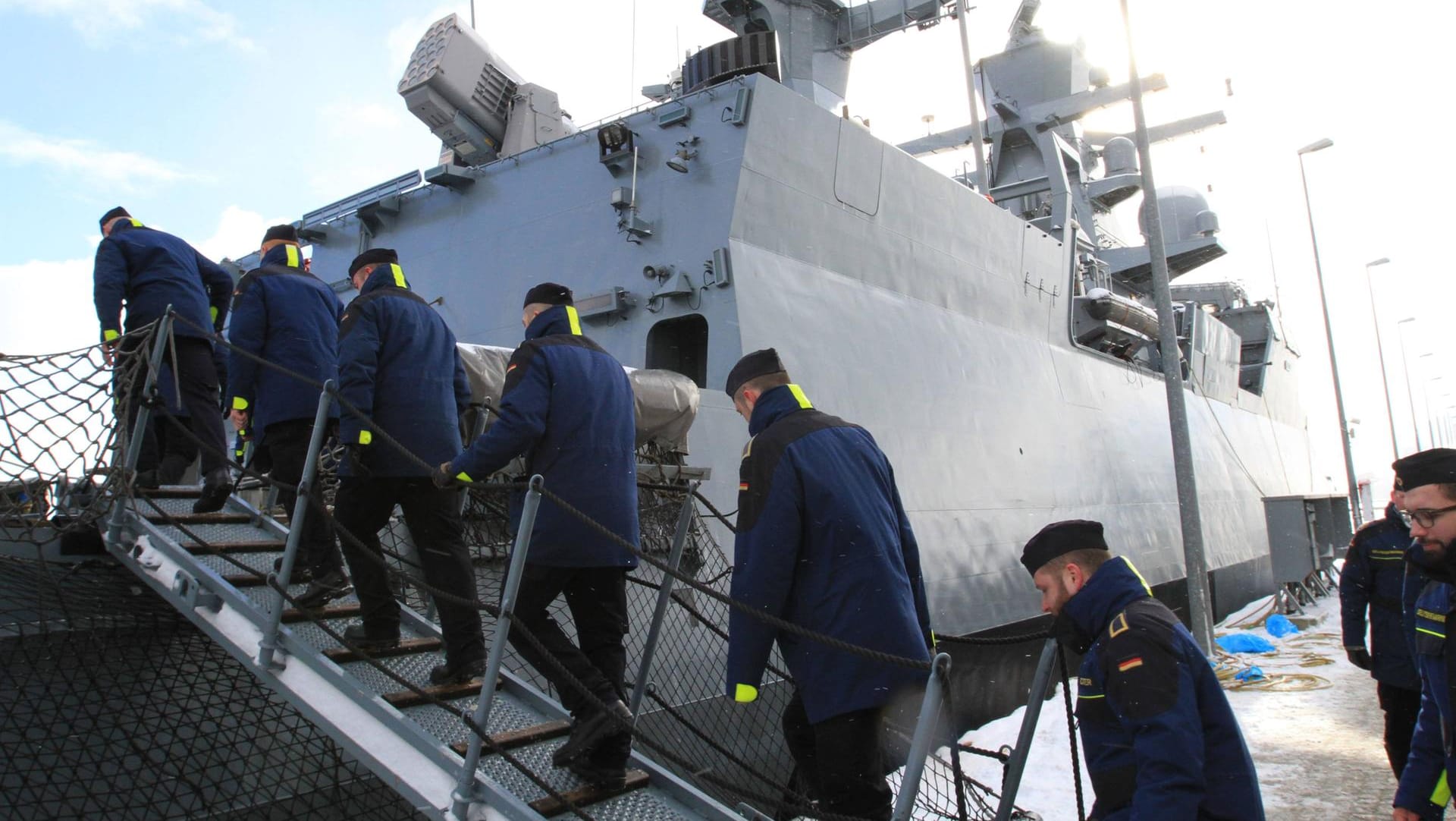 Marinesoldaten besteigen die Korvette Erfurt: Laut Bundesrechnungshof informiert das Verteidigungsministerium "nicht hinreichend" über Mängel.