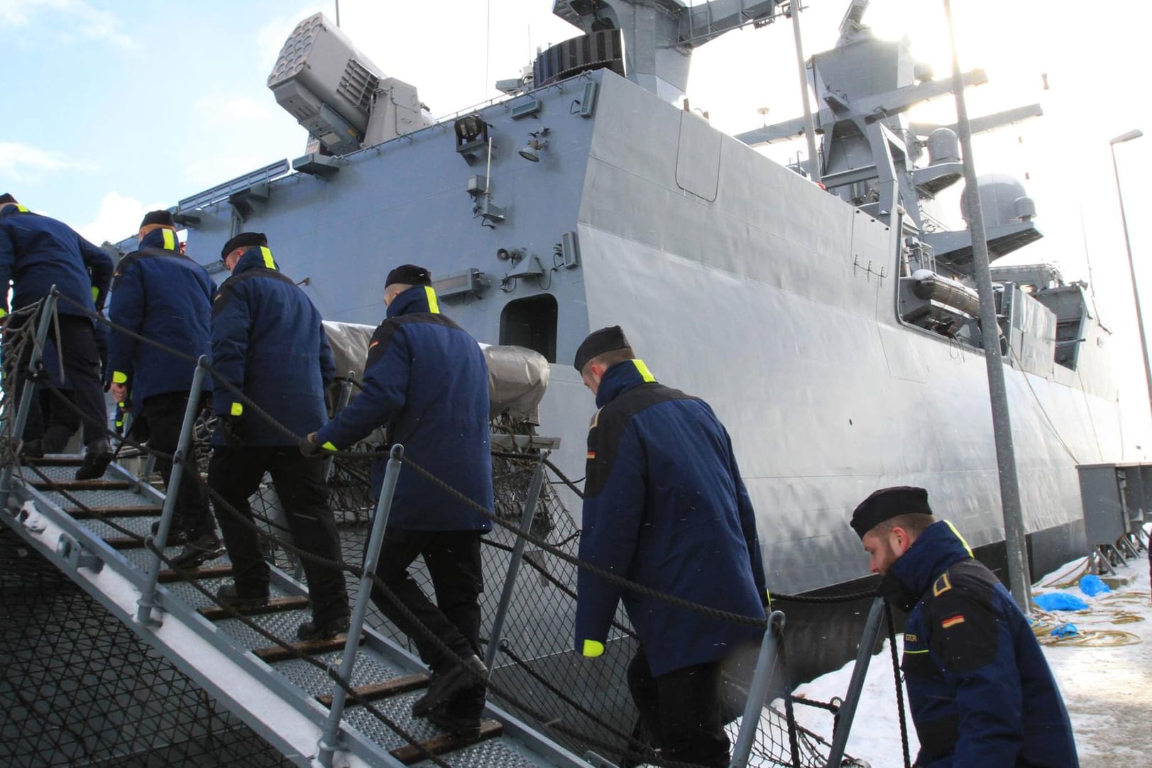 Marinesoldaten besteigen die Korvette Erfurt: Laut Bundesrechnungshof informiert das Verteidigungsministerium "nicht hinreichend" über Mängel.