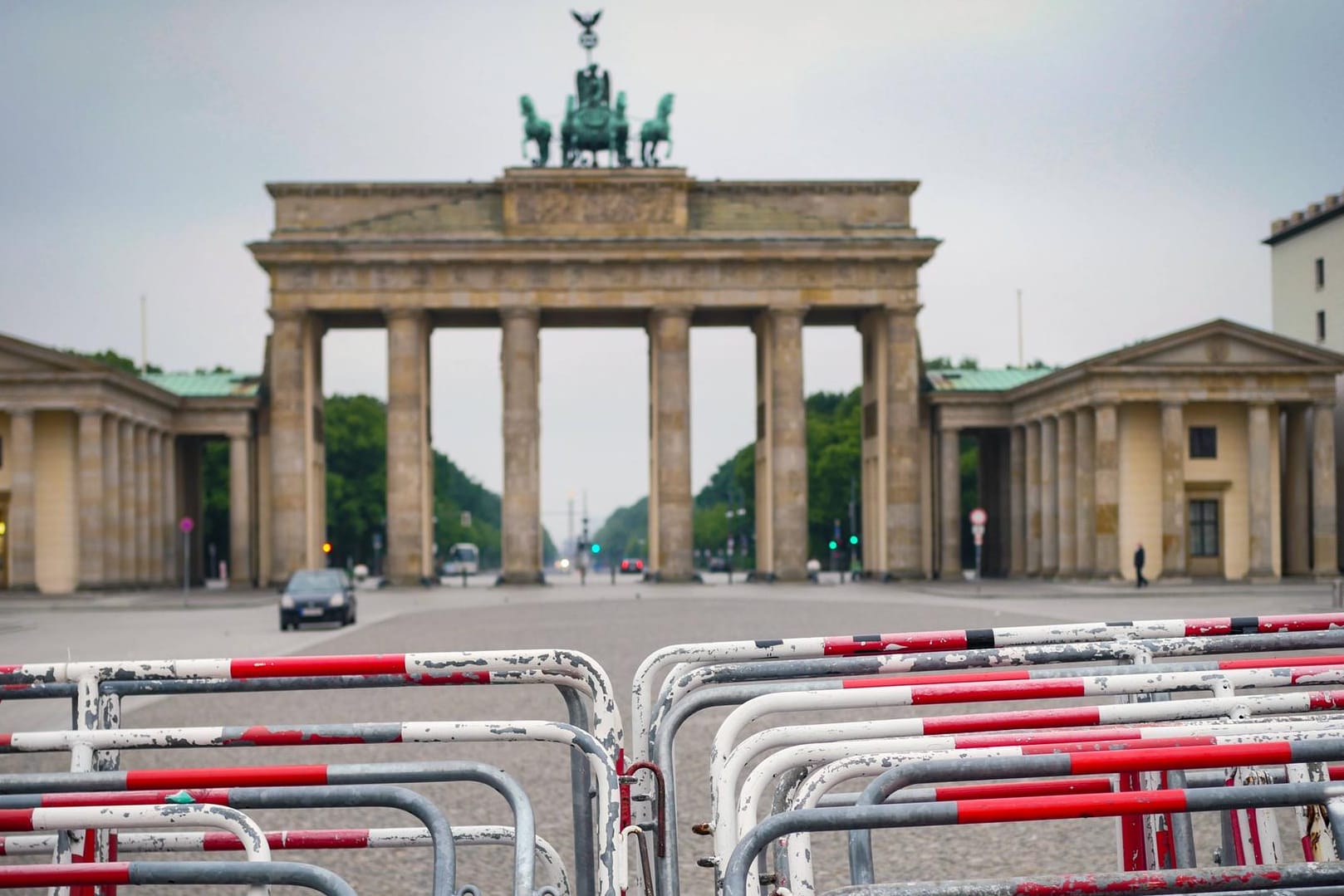 Sperrzaun der Polizei am Brandenburger Tor: Dorthin wollen die AfD-Anhänger am Sonntag ziehen.