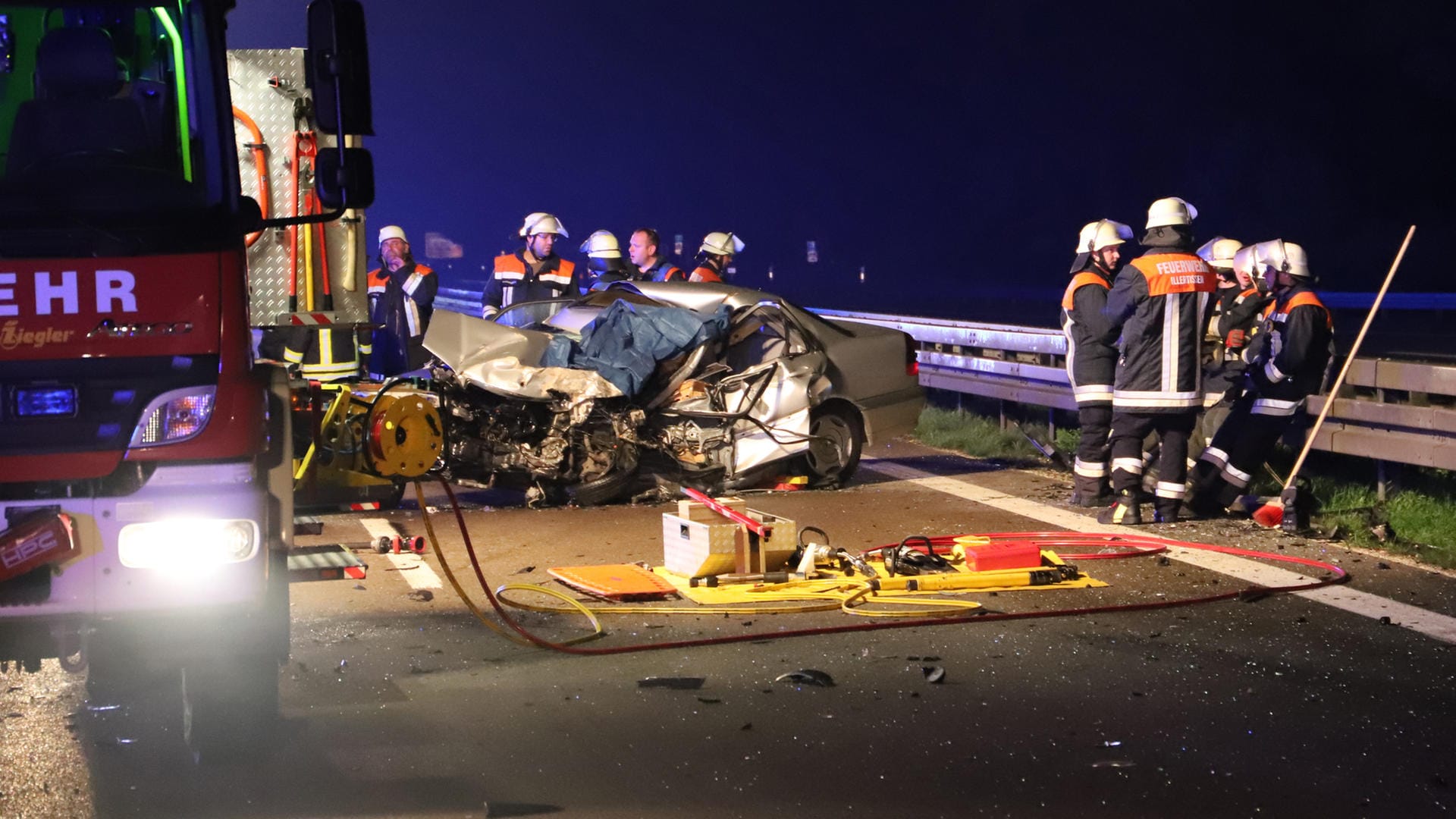 Die Unfallstelle auf der A7 bei Illertissen: Die Geisterfahrerin kam ums Leben, fünf weitere Menschen wurden verletzt. Die Unfallstelle auf der A7 bei Illertissen: Die Geisterfahrerin kam ums Leben, fünf weitere Menschen wurden verletzt.