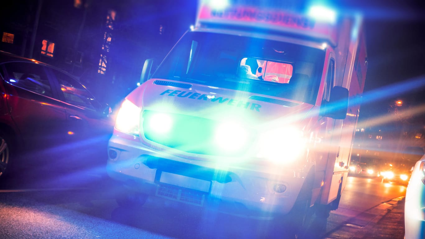 Rettungswagen bei Nacht: 19-Jähriger verunglückt mit dem Motorrad auf B214.