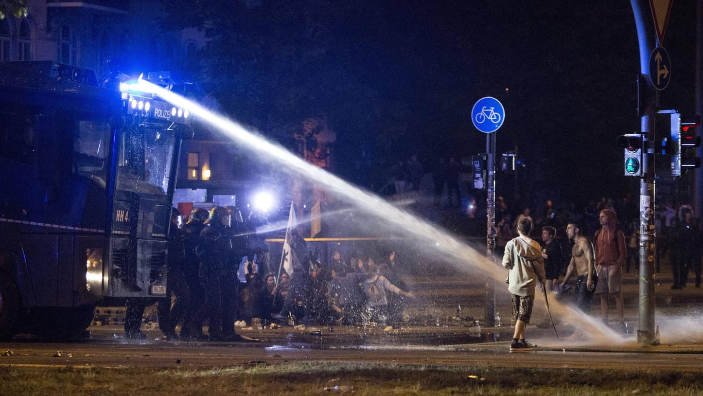 Polizisten und Demonstranten beim G20-Gipfel im Juli in Hamburg: Viele Tatverdächtige sind mangels Beweisen wieder auf freiem Fuß.