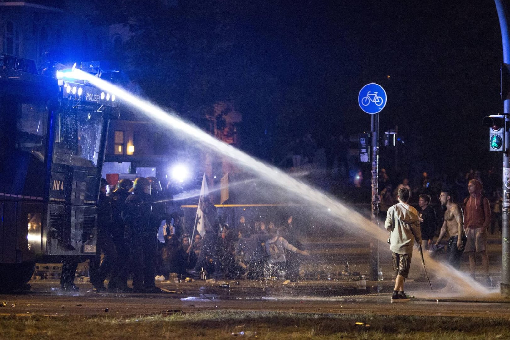 Polizisten und Demonstranten beim G20-Gipfel im Juli in Hamburg: Viele Tatverdächtige sind mangels Beweisen wieder auf freiem Fuß.