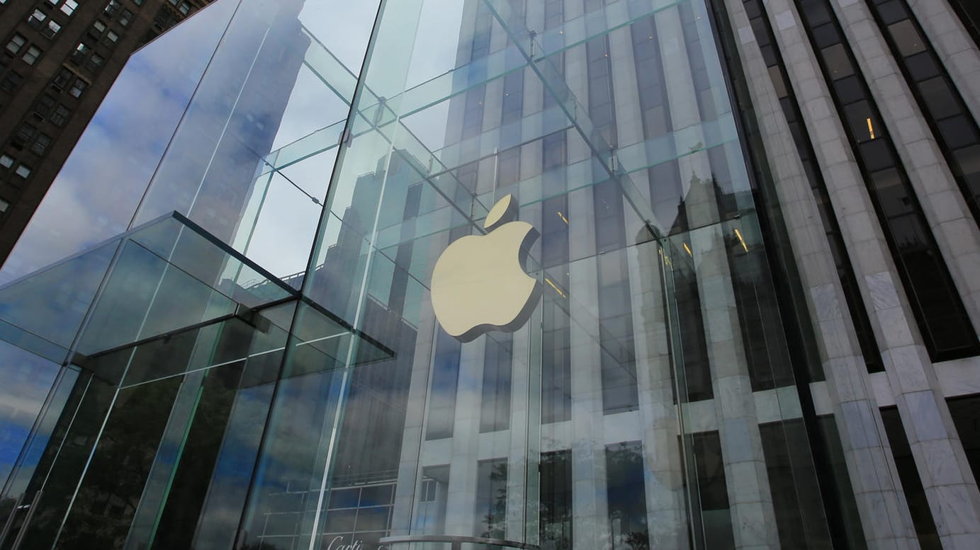 Apple Store in der Fifth Avenue in New York, USA: Laut Apple fragen US-Behörden immer öfter Kundendaten an. Apple Store in der Fifth Avenue in New York, USA: Laut Apple fragen US-Behörden immer öfter Kundendaten an.