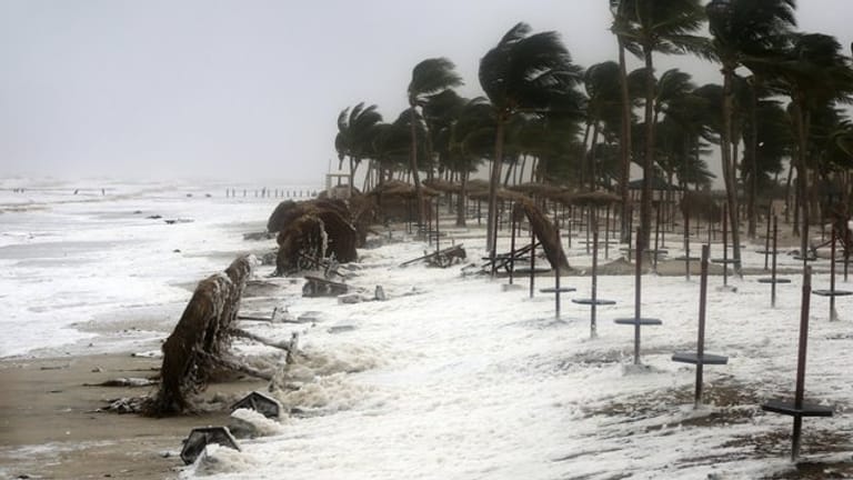 Der Zyklon "Mekunu" trifft auf die Küste von Oman.