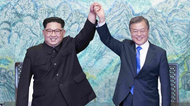 Kim Jong Un (links) und Moon Jae-in bei ihrem ersten Treffen am 27. April: Am Sonntag will Moon über die Ergebnisse des erneuten Treffens berichten.