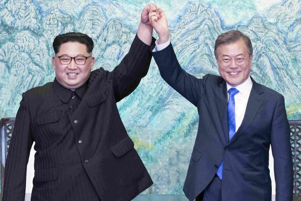 Kim Jong Un (links) und Moon Jae-in bei ihrem ersten Treffen am 27. April: Am Sonntag will Moon über die Ergebnisse des erneuten Treffens berichten.
