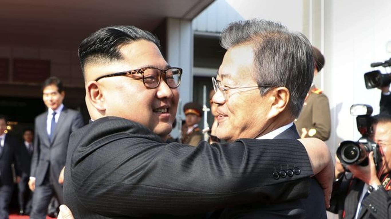Begrüßung in Panmunjom: Zum zweiten Mal sind Kim Jong Un (L) und Moon Jae In zusammengetroffen.