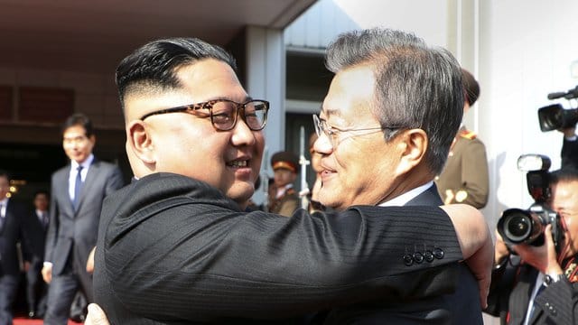 Begrüßung in Panmunjom: Zum zweiten Mal sind Kim Jong Un (L) und Moon Jae In zusammengetroffen. Begrüßung in Panmunjom: Zum zweiten Mal sind Kim Jong Un (L) und Moon Jae In zusammengetroffen.