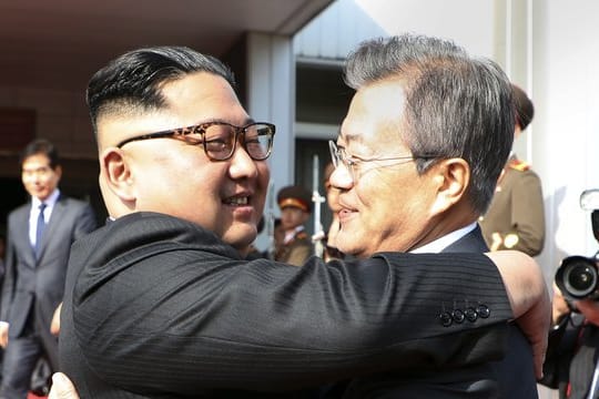 Begrüßung in Panmunjom: Zum zweiten Mal sind Kim Jong Un (L) und Moon Jae In zusammengetroffen.