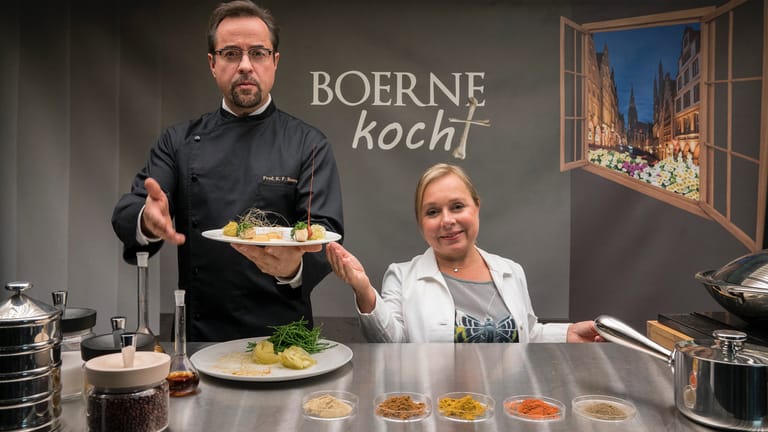 Boerne kocht: In einer neuen TV-Reihe will Prof. Boerne (Jan Josef Liefers, l) Rechtsmedizin und Gourmetküche zusammenbringen – auf dem Seziertisch. Unterstützung erhält er von Silke Haller (ChrisTine Urspruch, r).