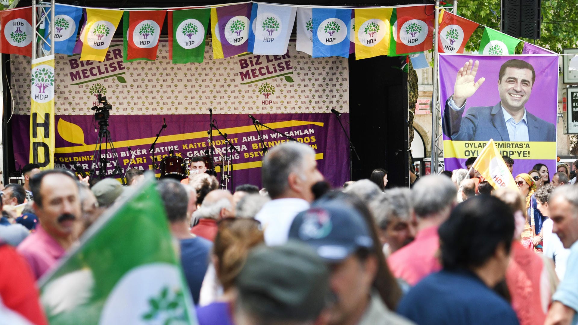 Ein Plakat von Selahattin Demirtas, Chef der prokurdischen HDP, hängt bei einer Demonstration in Köln neben der Bühne: Die Polizei untersagte zwei Politiker-Auftritte, weil ausländische Amtsträger drei Monate vor Wahlen in ihrem Heimatland in Deutschland keinen Wahlkampf betreiben dürfen.