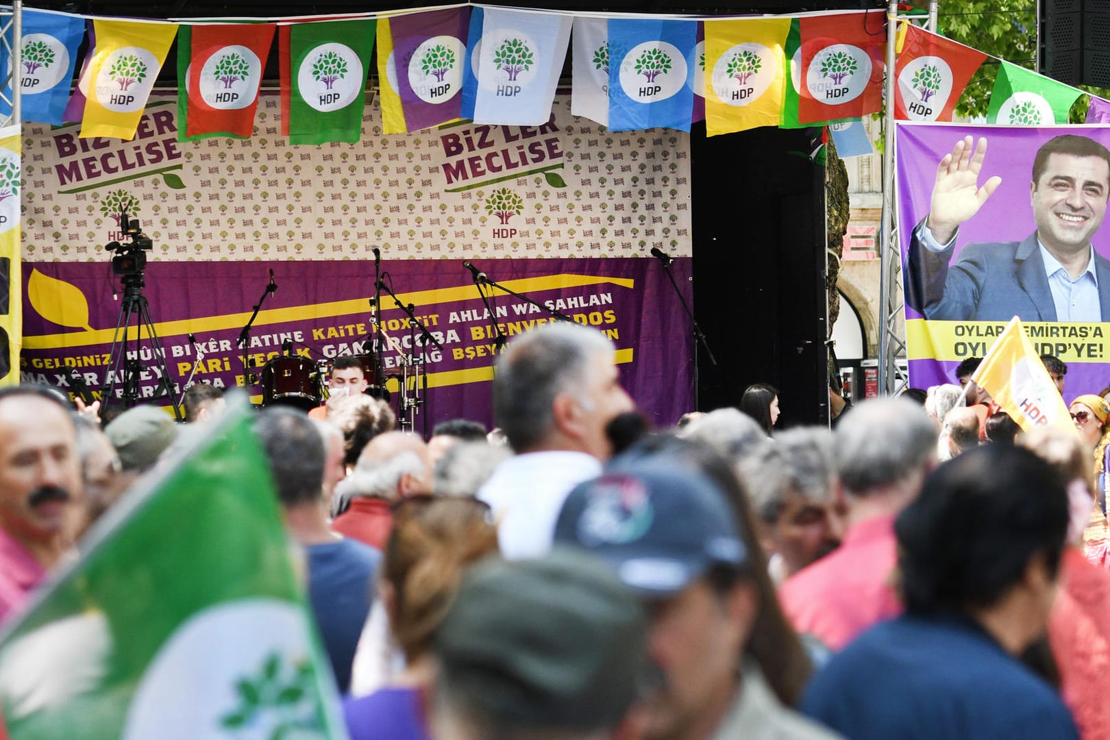 Ein Plakat von Selahattin Demirtas, Chef der prokurdischen HDP, hängt bei einer Demonstration in Köln neben der Bühne: Die Polizei untersagte zwei Politiker-Auftritte, weil ausländische Amtsträger drei Monate vor Wahlen in ihrem Heimatland in Deutschland keinen Wahlkampf betreiben dürfen.