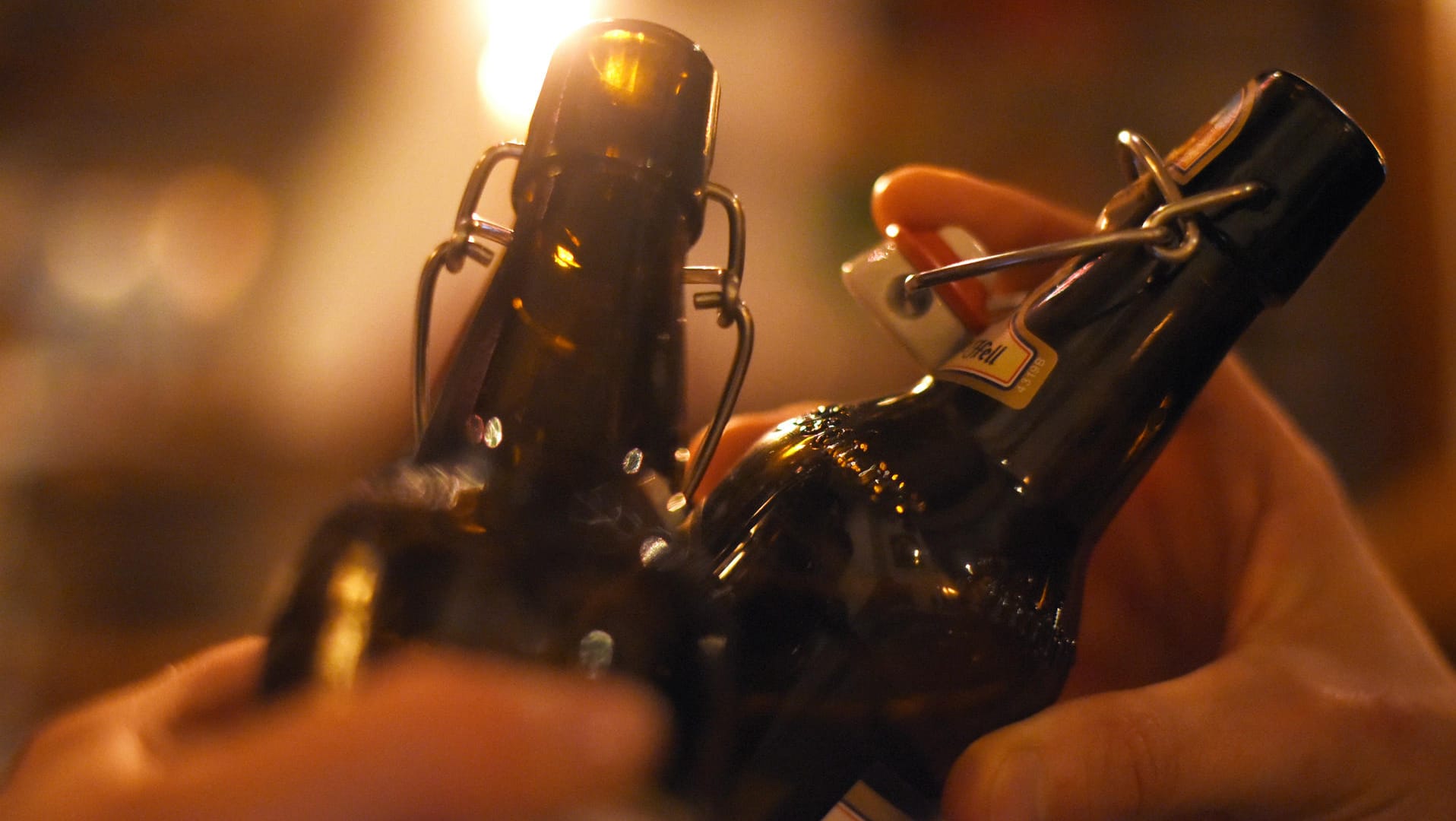Zwei Menschen stoßen in einer Kneipe mit Flaschen-Bier an: Laut einer Studie haben Sperrzeiten kaum Einfluss auf Kriminalität in der Nacht. Zwei Menschen stoßen in einer Kneipe mit Flaschen-Bier an: Laut einer Studie haben Sperrzeiten kaum Einfluss auf Kriminalität in der Nacht.