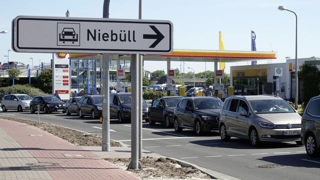 Wegen beschädigter Bahnschienen zwischen Westerland und Hamburg müssen Urlauber lange Wartezeiten in Kauf nehmen.