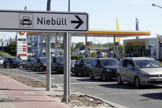 Wegen beschädigter Bahnschienen zwischen Westerland und Hamburg müssen Urlauber lange Wartezeiten in Kauf nehmen.