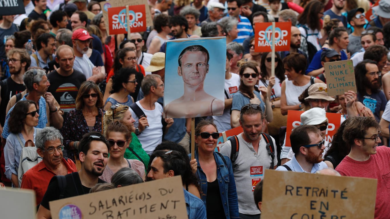 Zehntausende Menschen demonstrieren in Frankreich: Demonstranten protestieren gegen die Reformpolitik von Frankreichs Präsident Macron.