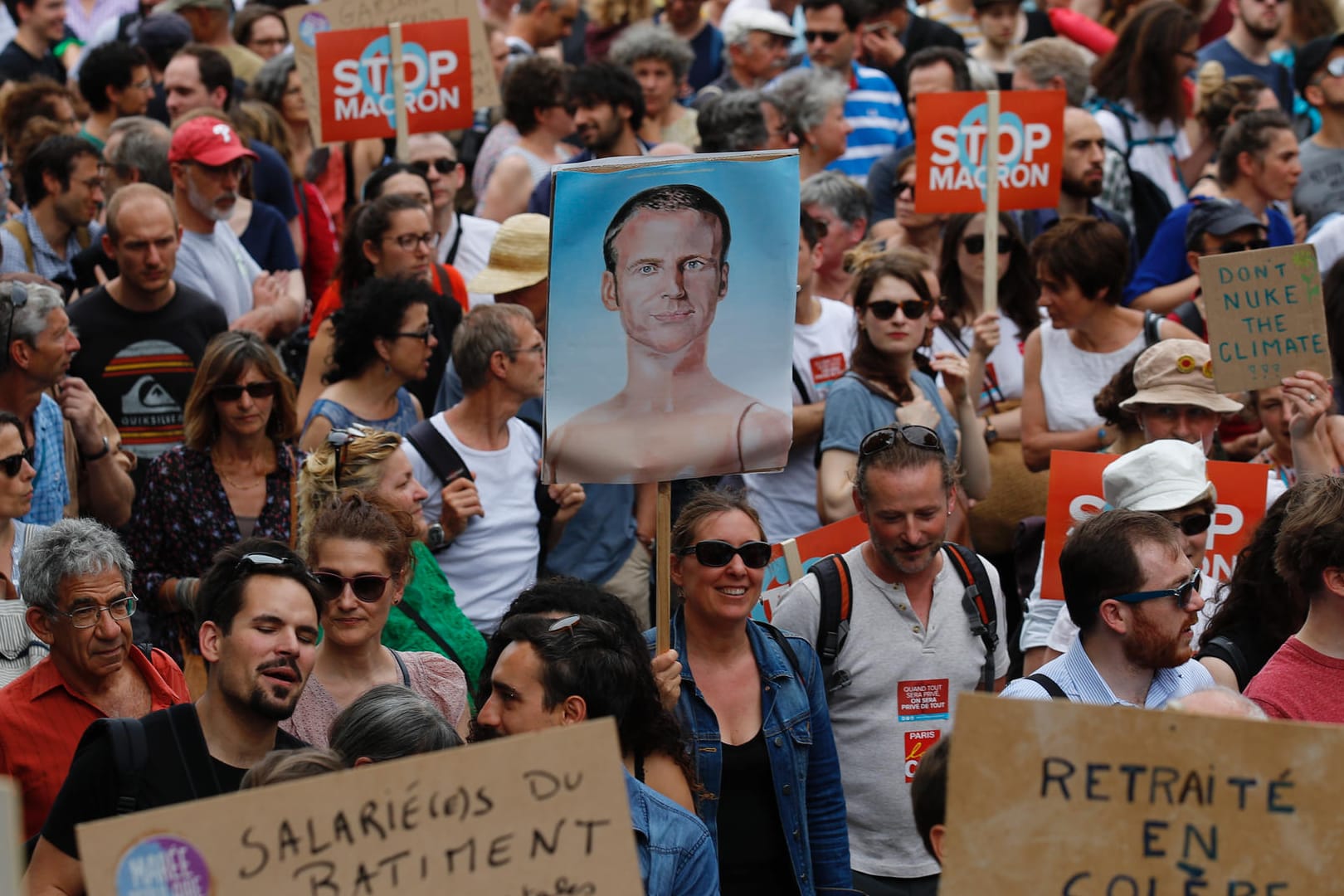 Zehntausende Menschen demonstrieren in Frankreich: Demonstranten protestieren gegen die Reformpolitik von Frankreichs Präsident Macron.