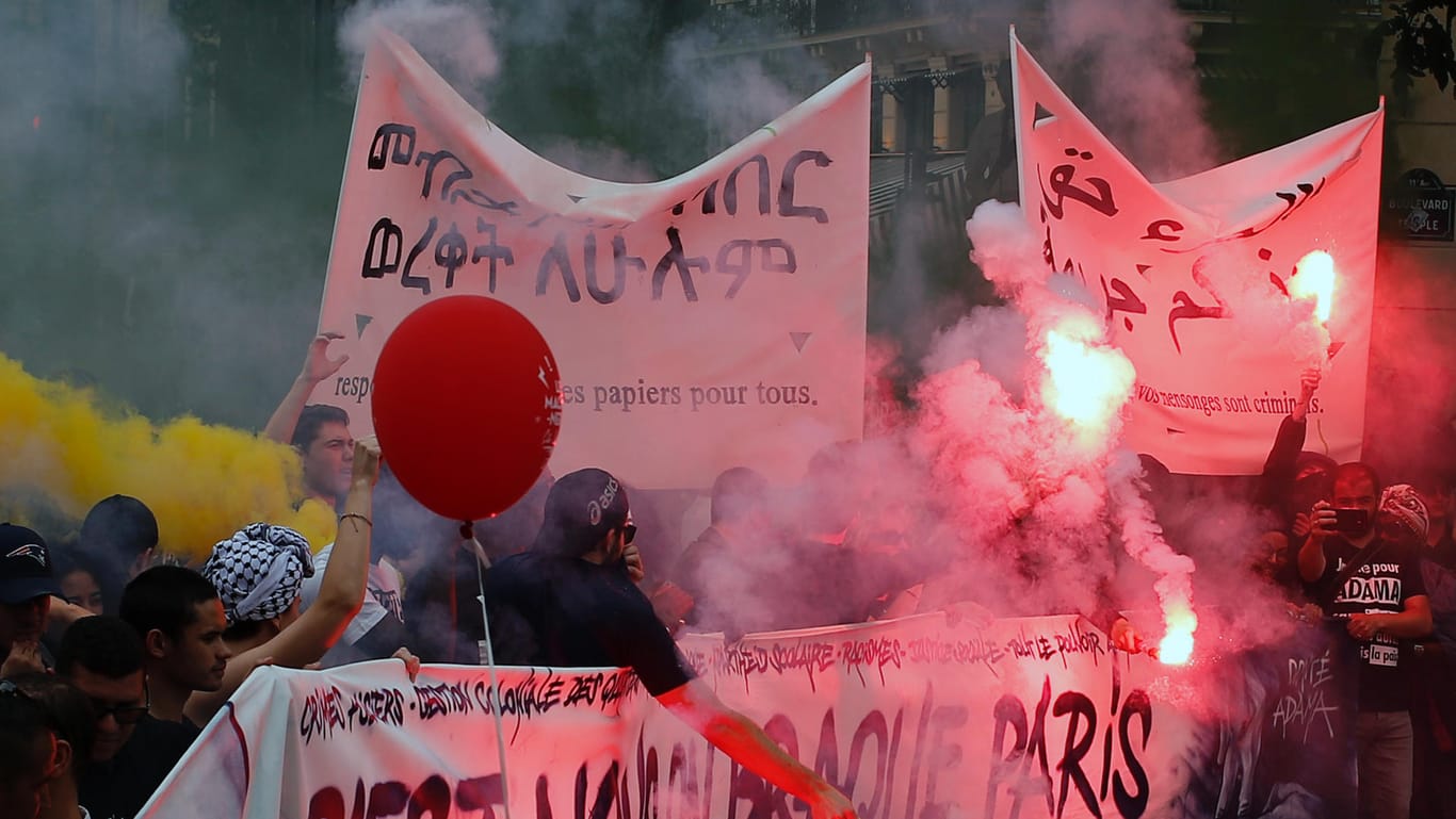 Zu den landesweiten Demonstrationen haben u.a. die Linkspartei La France Insoumise, die Gewerkschaft CGT und Attac aufgerufen.