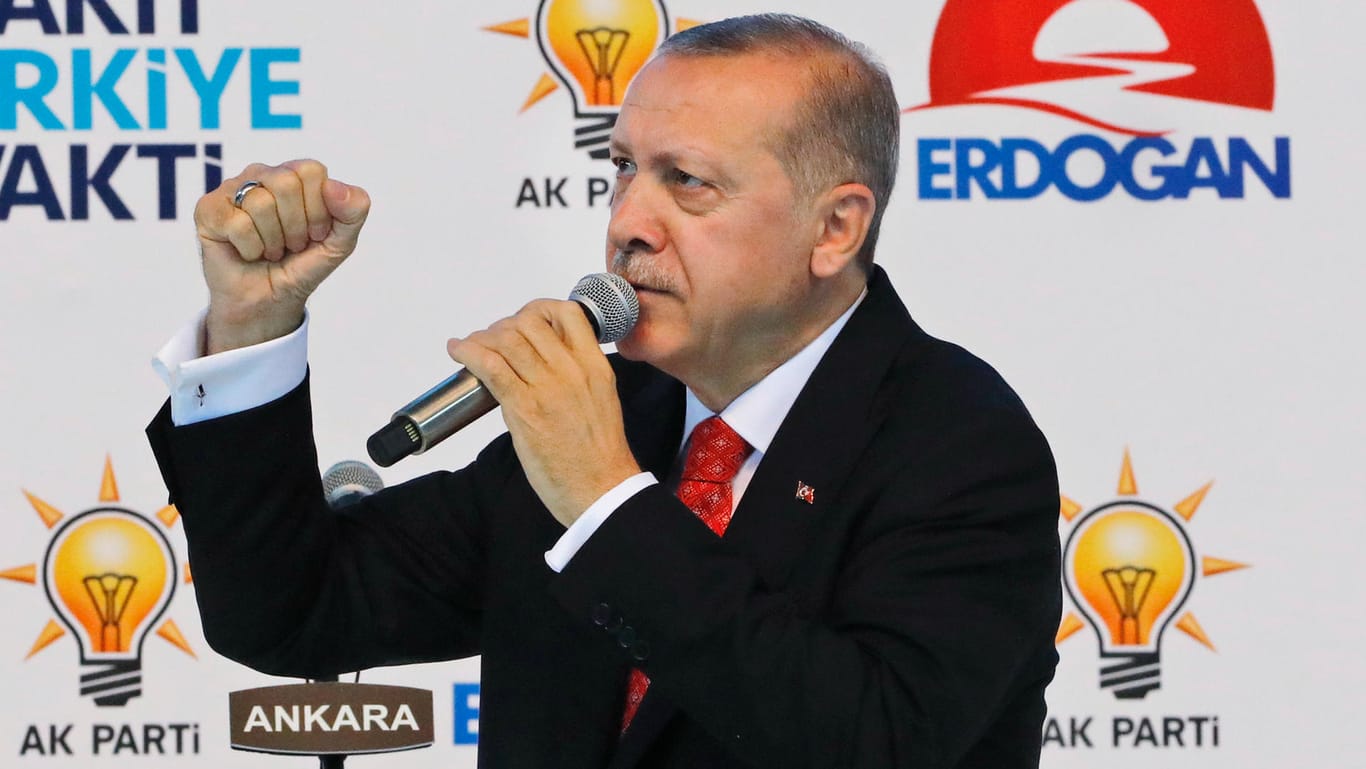 Der türkische Präsident Recep Tayyip Erdogan während einer Rede: Erdogan ruft Türken zum Tausch ihrer Dollars und Euros in Lira auf.