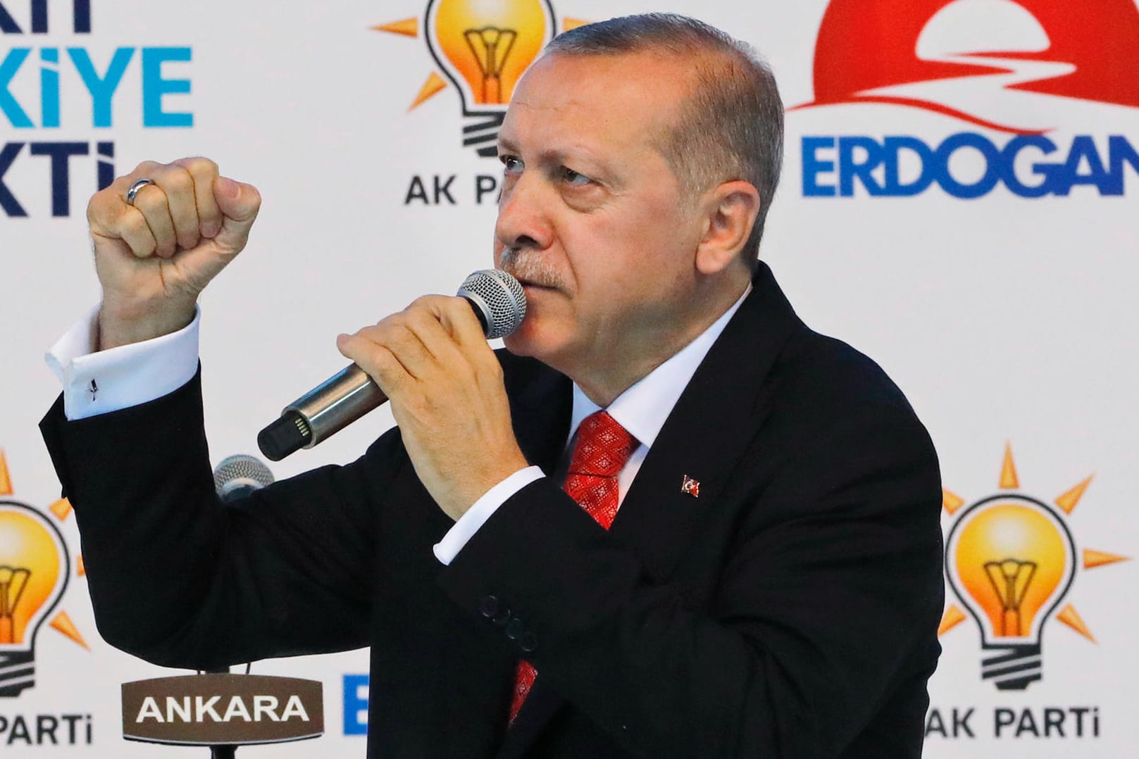 Der türkische Präsident Recep Tayyip Erdogan während einer Rede: Erdogan ruft Türken zum Tausch ihrer Dollars und Euros in Lira auf.
