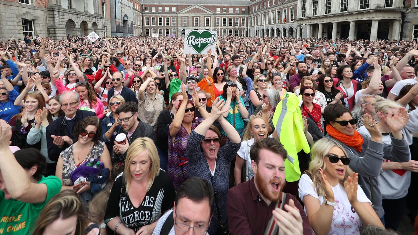 Viele Menschen haben sich vor dem Dublin Castle versammelt: In einer historischen Volksabstimmung haben sich die Iren überraschend klar mit einer Zwei-Drittel-Mehrheit dafür ausgesprochen, ihre seit Jahrzehnten geltenden strengen Abtreibungsregeln zu lockern.