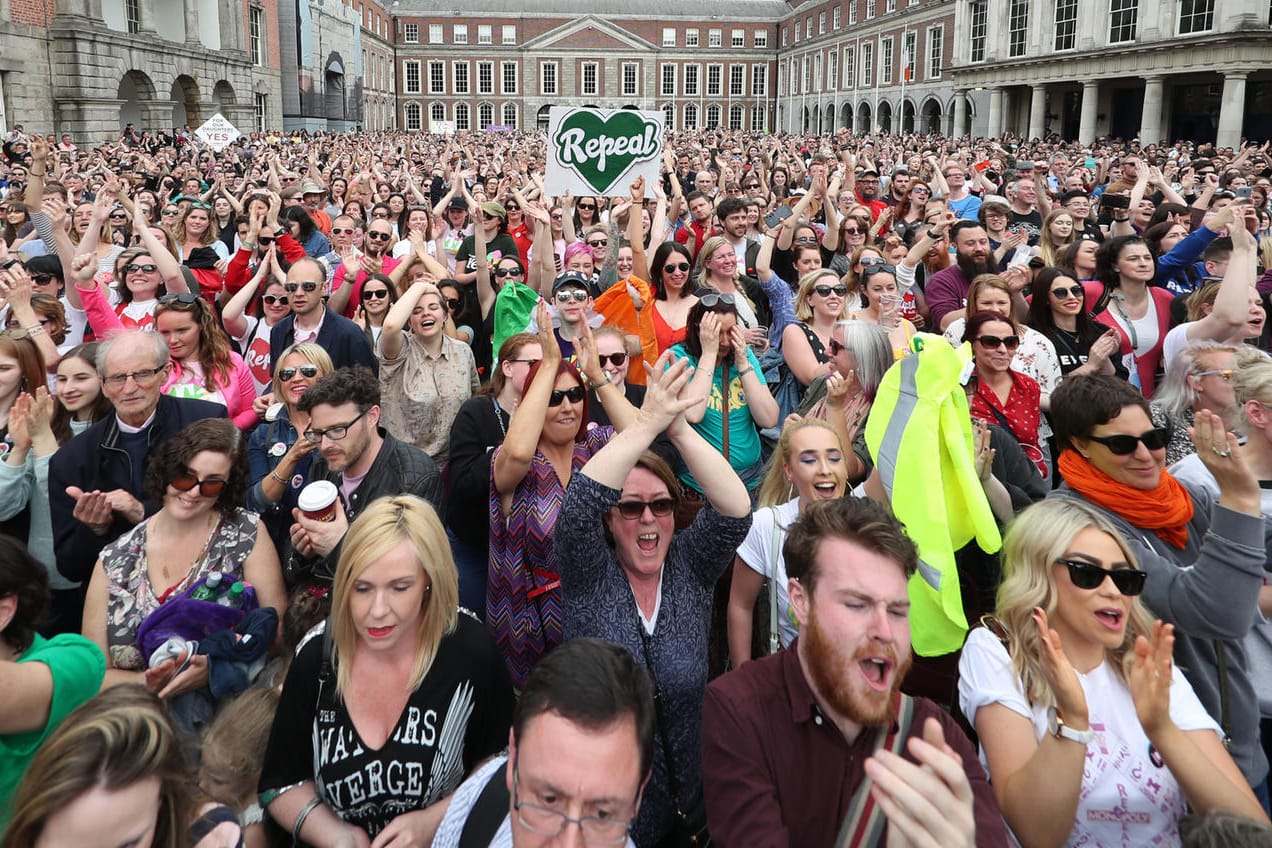 Viele Menschen haben sich vor dem Dublin Castle versammelt: In einer historischen Volksabstimmung haben sich die Iren überraschend klar mit einer Zwei-Drittel-Mehrheit dafür ausgesprochen, ihre seit Jahrzehnten geltenden strengen Abtreibungsregeln zu lockern.