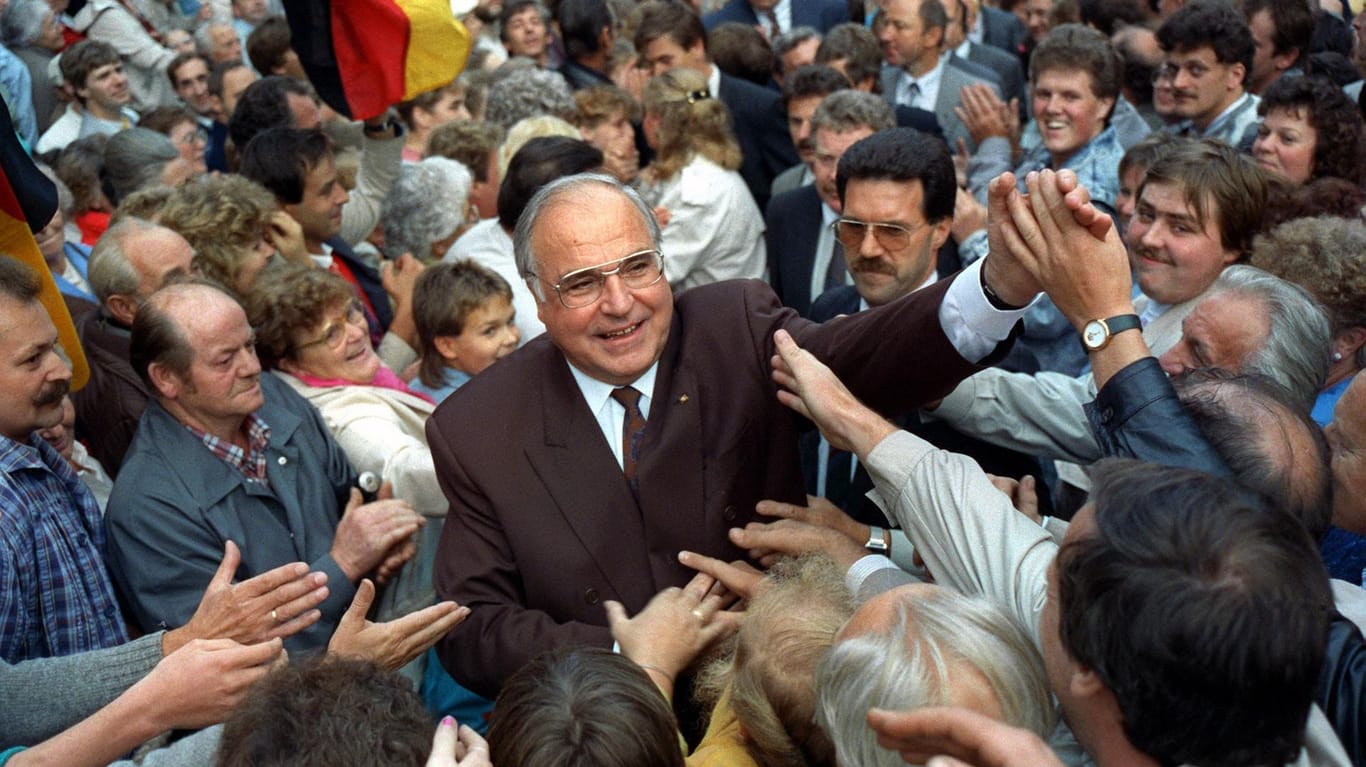Helmut Kohl 1990 auf einer Wahlkampfveranstaltung in Heiligenstadt in Thüringen: Er versprach den neuen Bundesländern "in drei, vier Jahren blühende Landschaften".