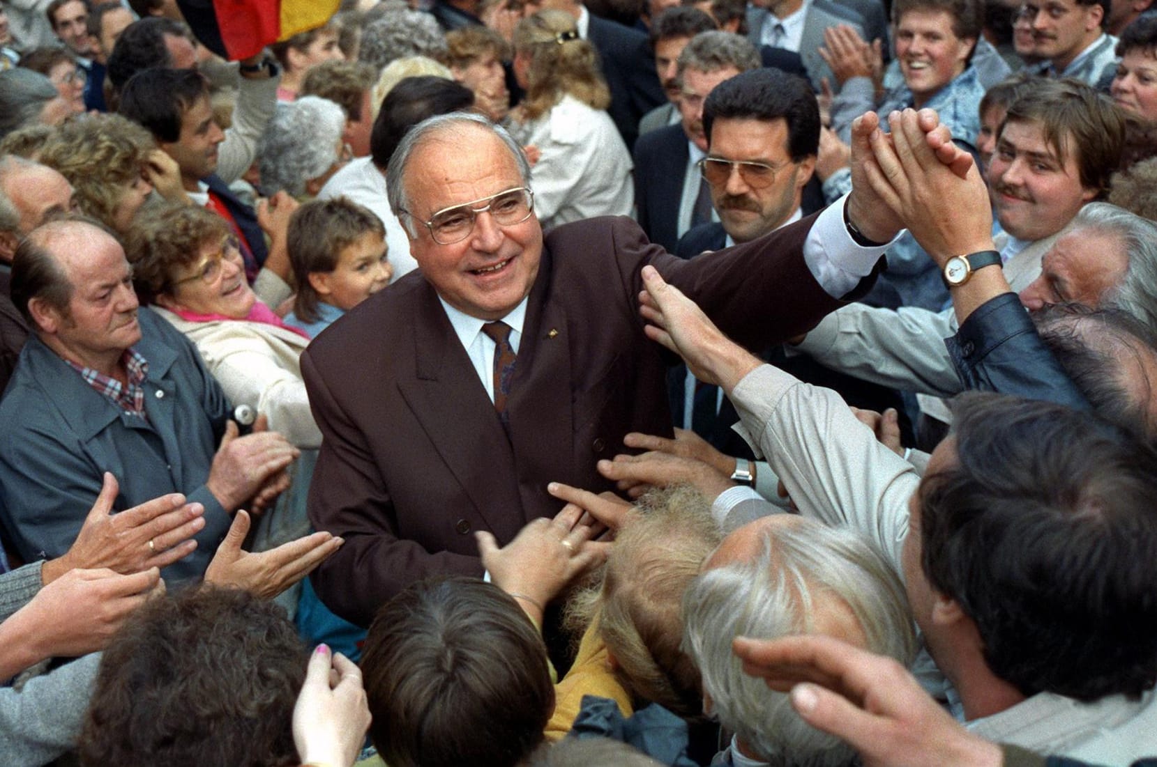 Helmut Kohl 1990 auf einer Wahlkampfveranstaltung in Heiligenstadt in Thüringen: Er versprach den neuen Bundesländern "in drei, vier Jahren blühende Landschaften".