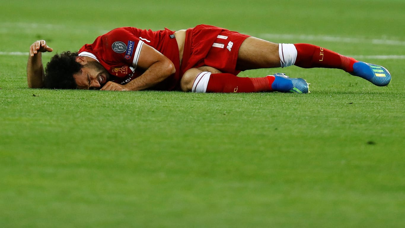 Bange Momente: Salah liegt verletzt am Boden.