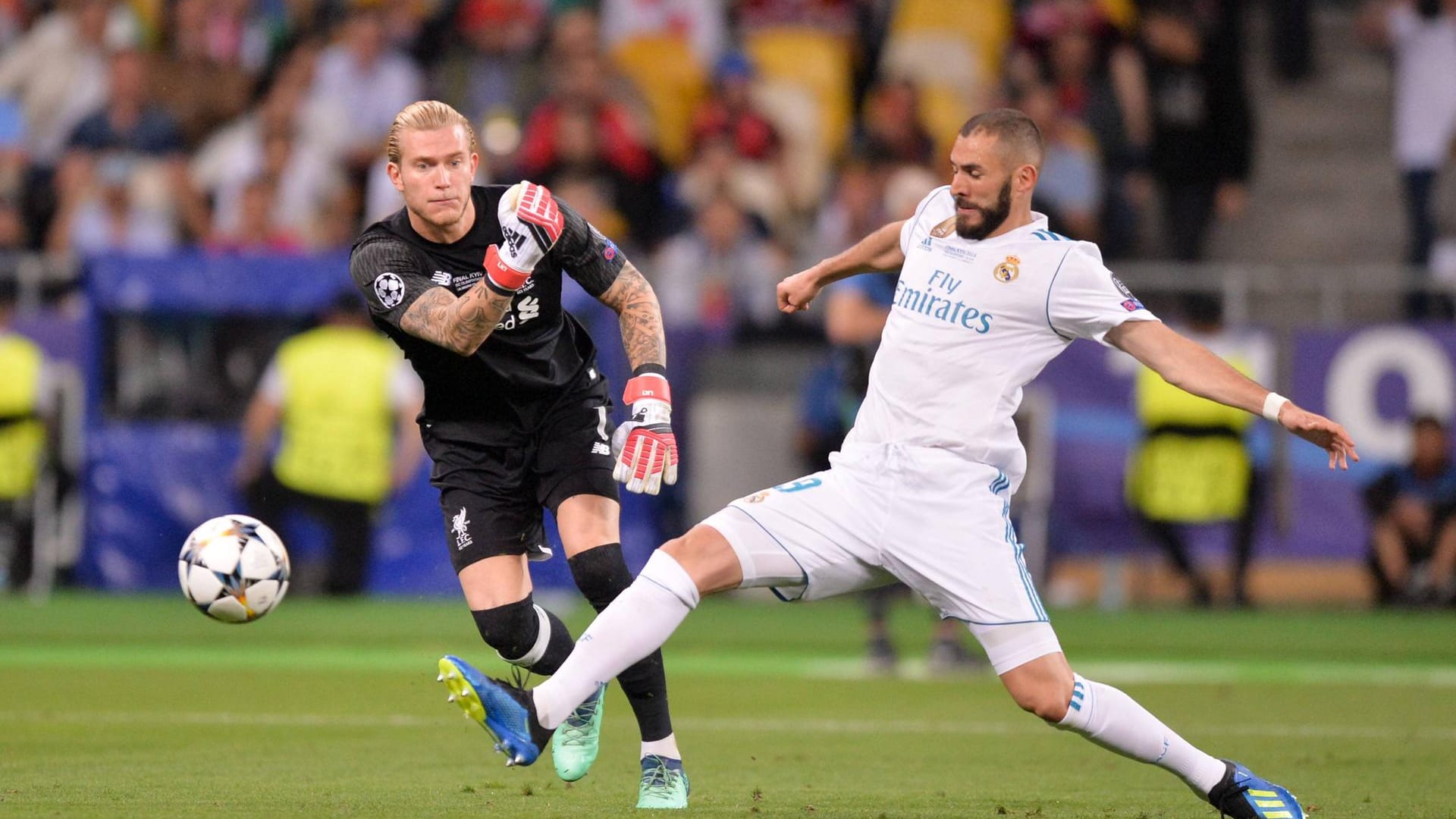 Karius' erster Aussetzter: Der Liverpool-Keeper schmeißt Benzema den Ball völlig unbedrängt ans Bein.