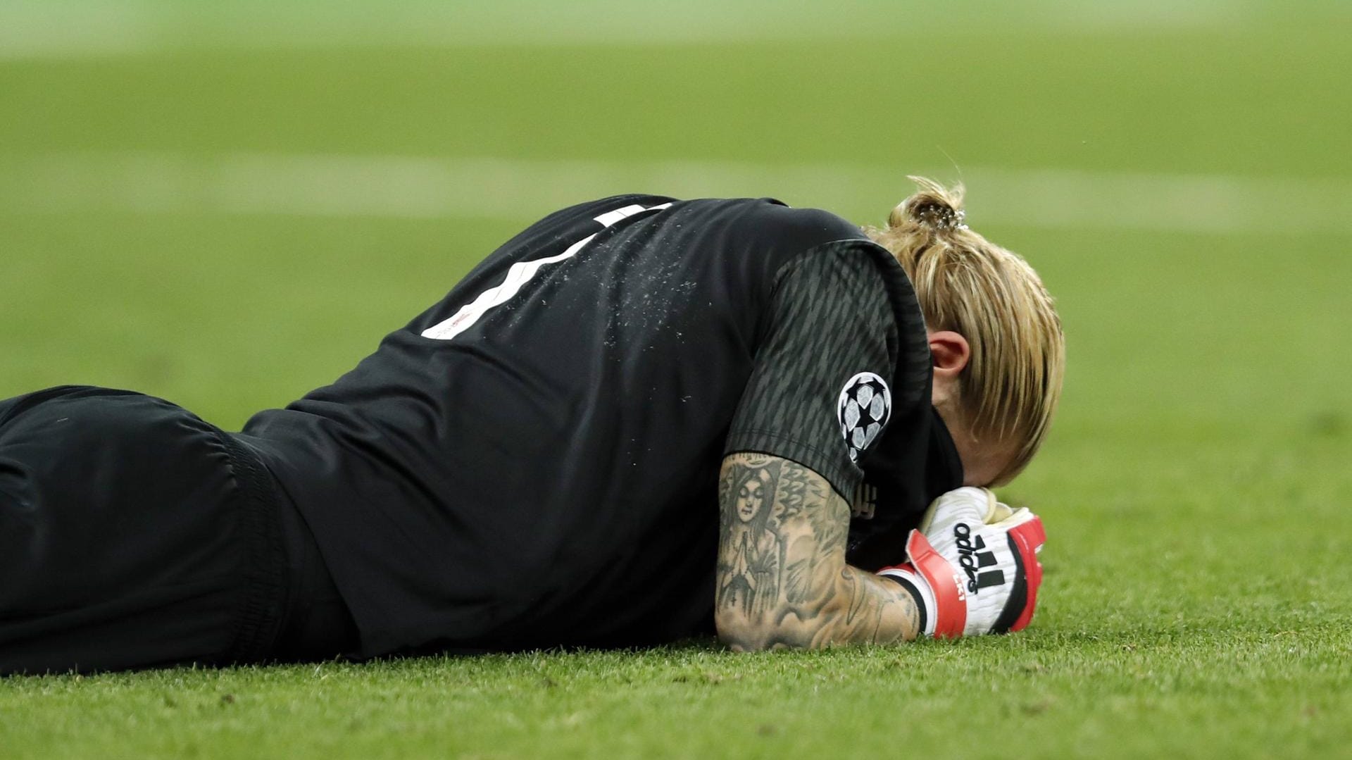 Untröstlich: Loris Karius möchte nach Abpfiff am liebsten im Boden verschwinden.